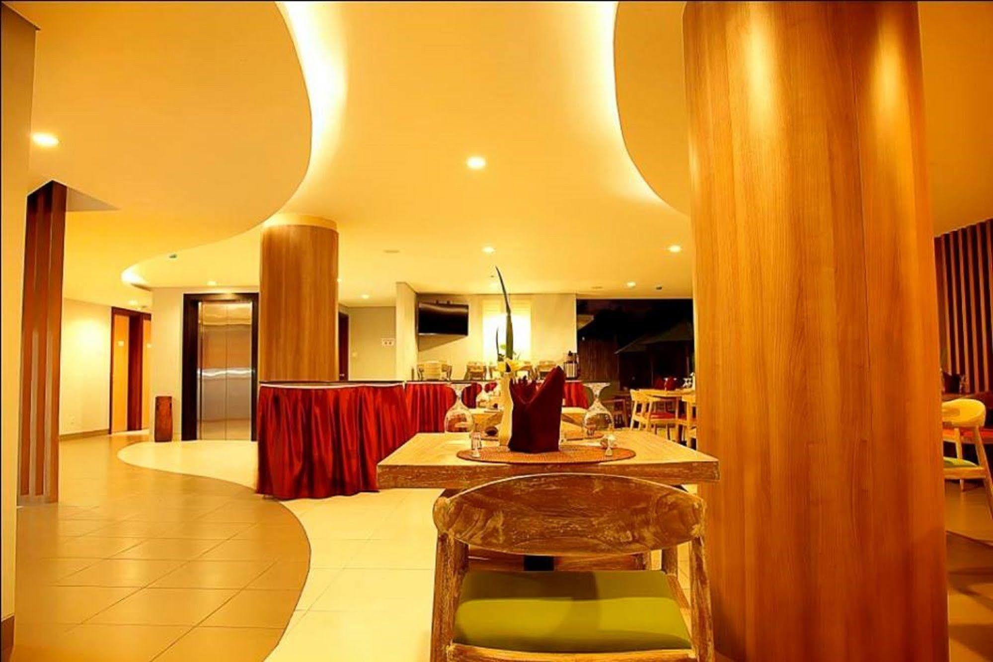 Santosa City Hotel เดนปาซาร์ ภายนอก รูปภาพ